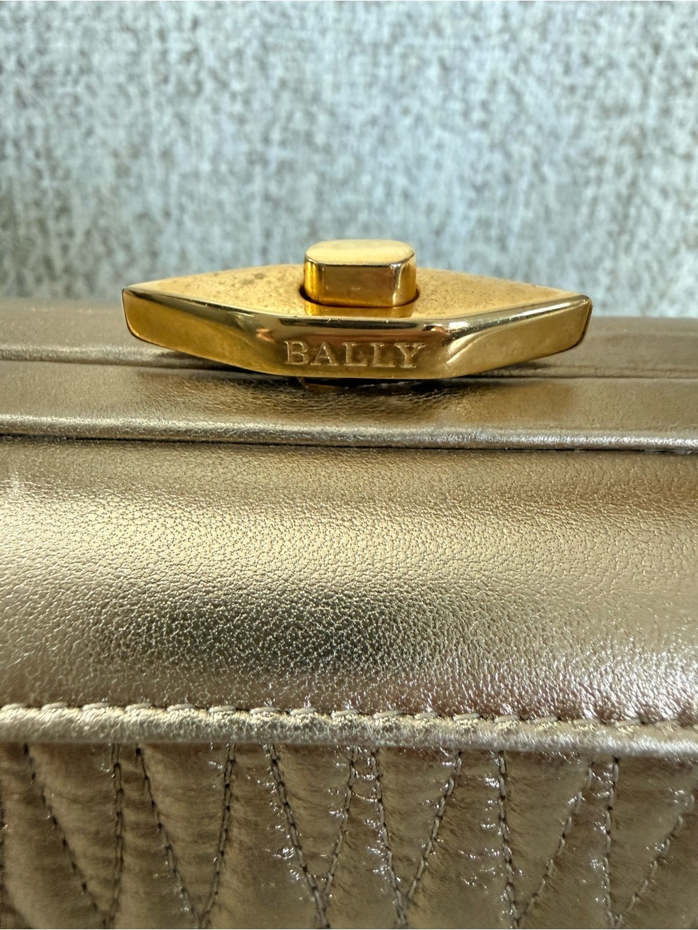 Vintage Bally Metallic Gold Quilted Leather Frame Bag 1980s-1990s - Picture 4 of 16